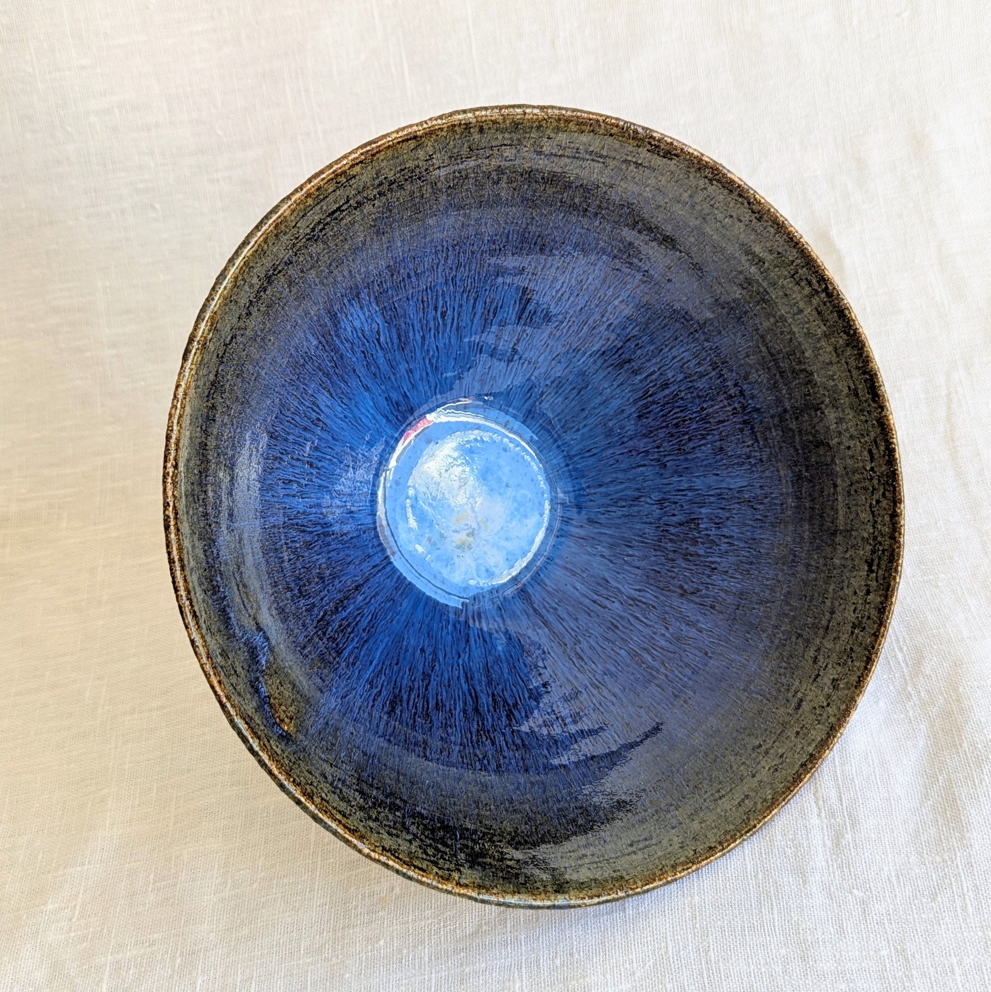 Pieza artesanal de gres con interior azul intenso y exterior de barro natural, cerámica hecha a mano apta para uso alimenticio