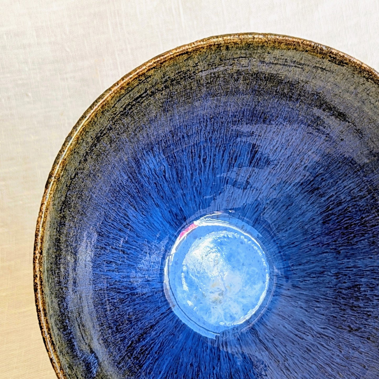 Pieza artesanal de gres con interior azul intenso y exterior de barro natural, cerámica hecha a mano apta para uso alimenticio