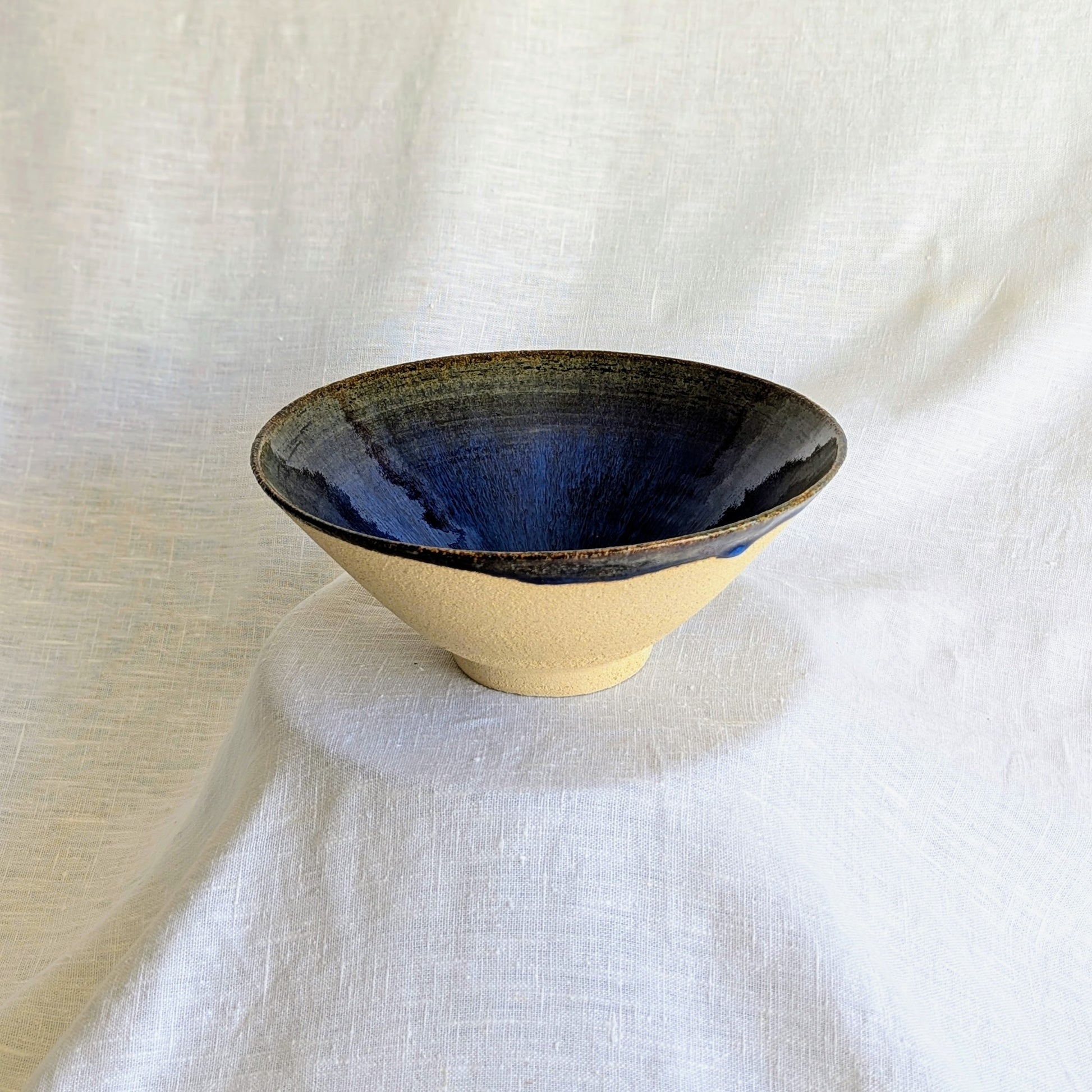 Pieza artesanal de gres con interior azul intenso y exterior de barro natural, cerámica hecha a mano apta para uso alimenticio