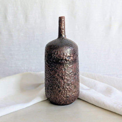 Pieza decorativa de cerámica rakú en gres blanco con acabado metálico hecha a mano por Laloba Cerámica