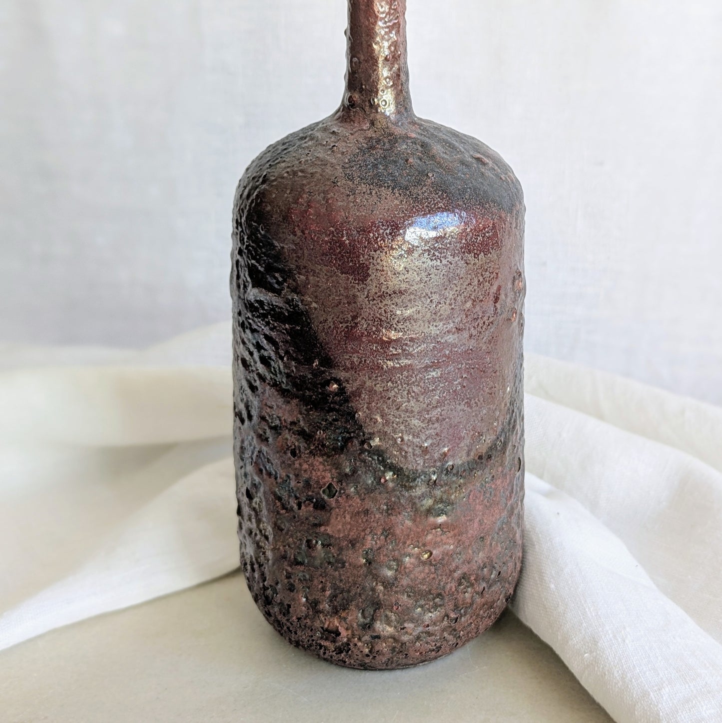 Pieza decorativa de cerámica rakú en gres blanco con acabado metálico hecha a mano por Laloba Cerámica