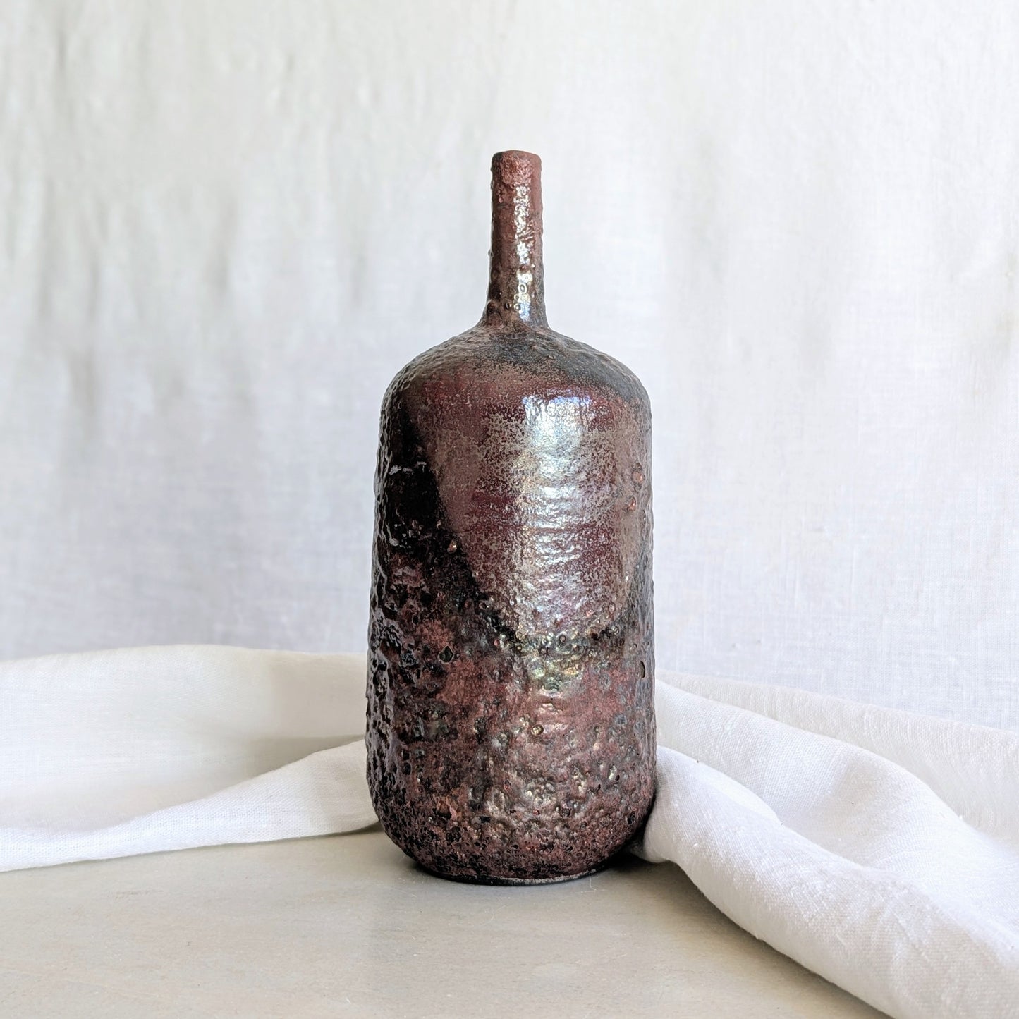 Pieza decorativa de cerámica rakú en gres blanco con acabado metálico hecha a mano por Laloba Cerámica