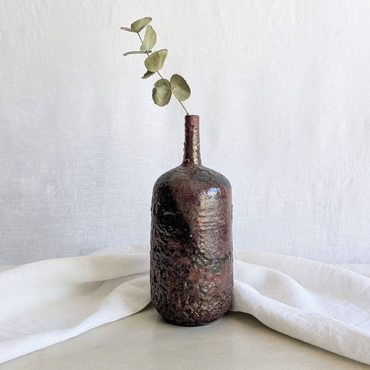 Pieza decorativa de cerámica rakú en gres blanco con acabado metálico hecha a mano por Laloba Cerámica