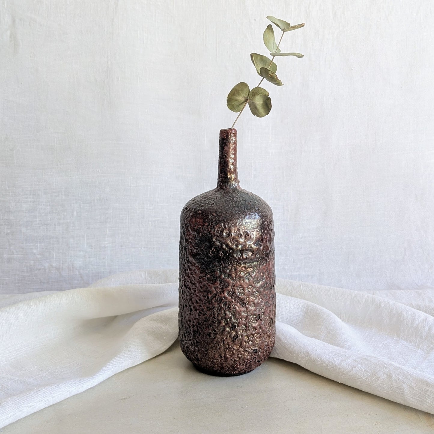 Pieza decorativa de cerámica rakú en gres blanco con acabado metálico hecha a mano por Laloba Cerámica