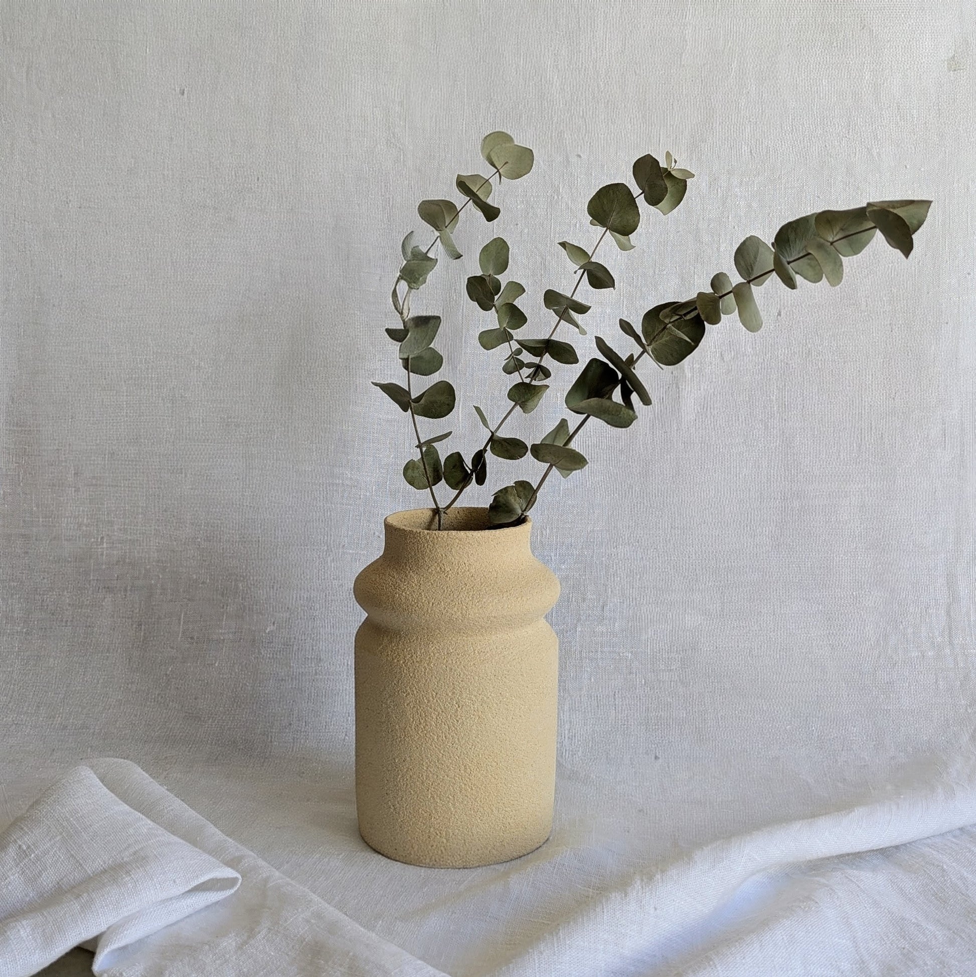 Jarrón de gres artesanal torneado a mano, exterior sin esmaltar, interior esmaltado impermeable, 12 × 18 cm.