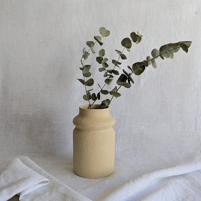 Jarrón de gres artesanal torneado a mano, exterior sin esmaltar, interior esmaltado impermeable, 12 × 18 cm.