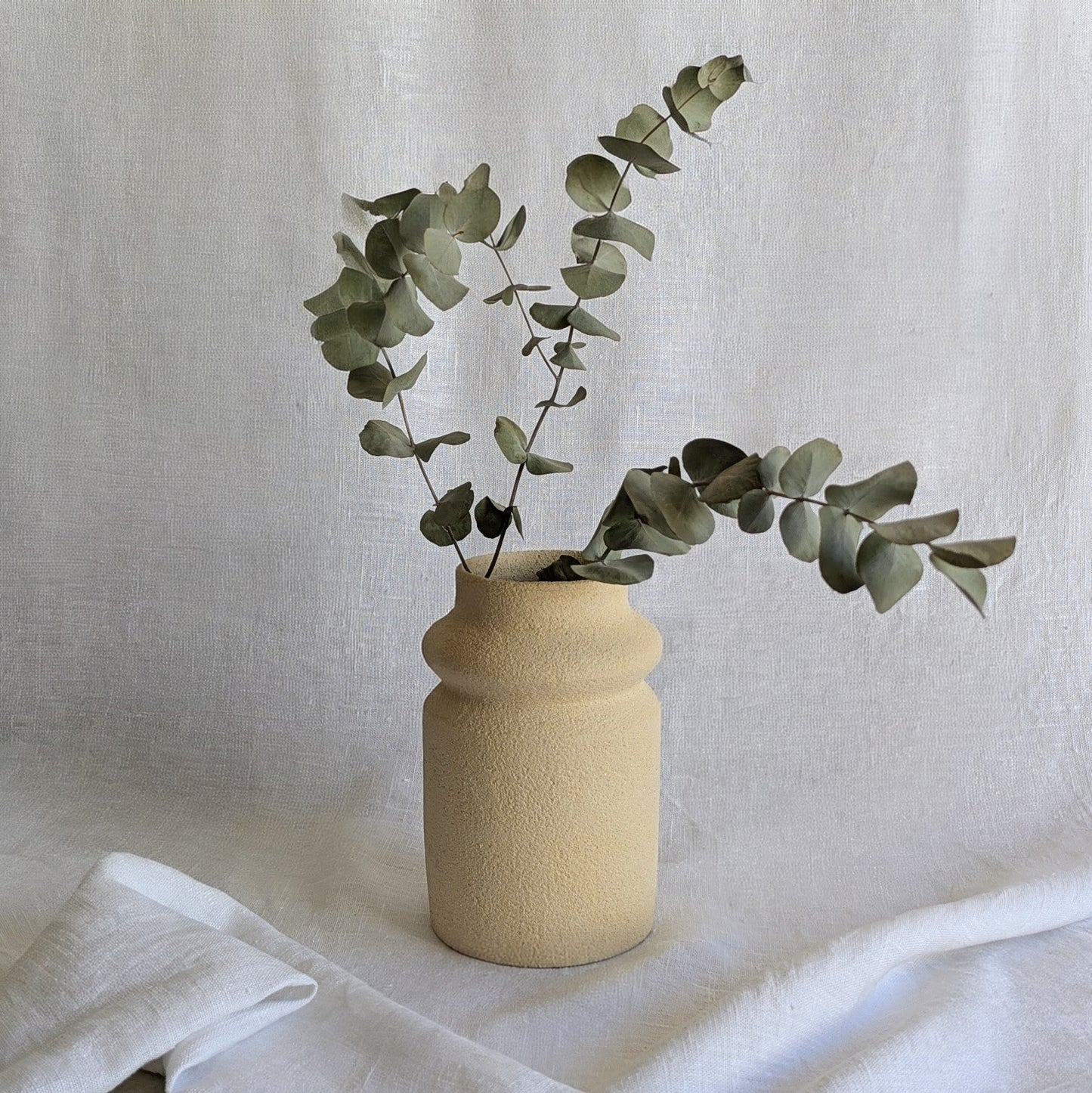 Jarrón de gres artesanal torneado a mano, exterior sin esmaltar, interior esmaltado impermeable, 12 × 18 cm.