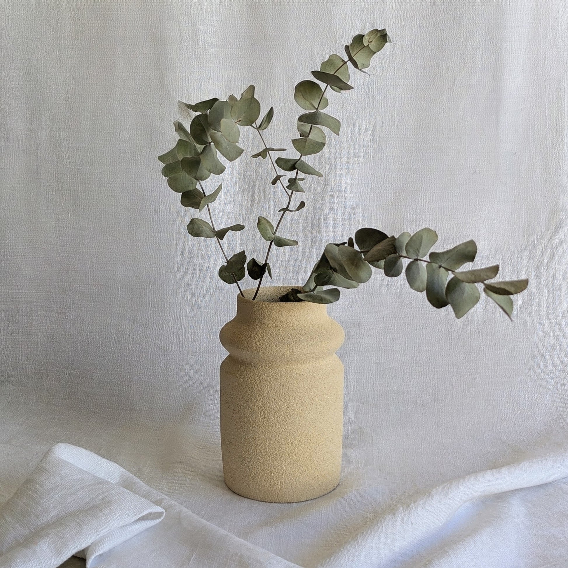 Jarrón de gres artesanal torneado a mano, exterior sin esmaltar, interior esmaltado impermeable, 12 × 18 cm.