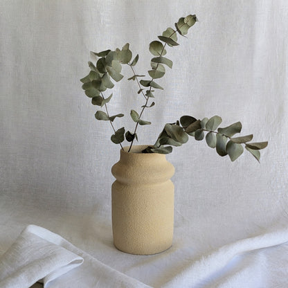 Jarrón de gres artesanal torneado a mano, exterior sin esmaltar, interior esmaltado impermeable, 12 × 18 cm.