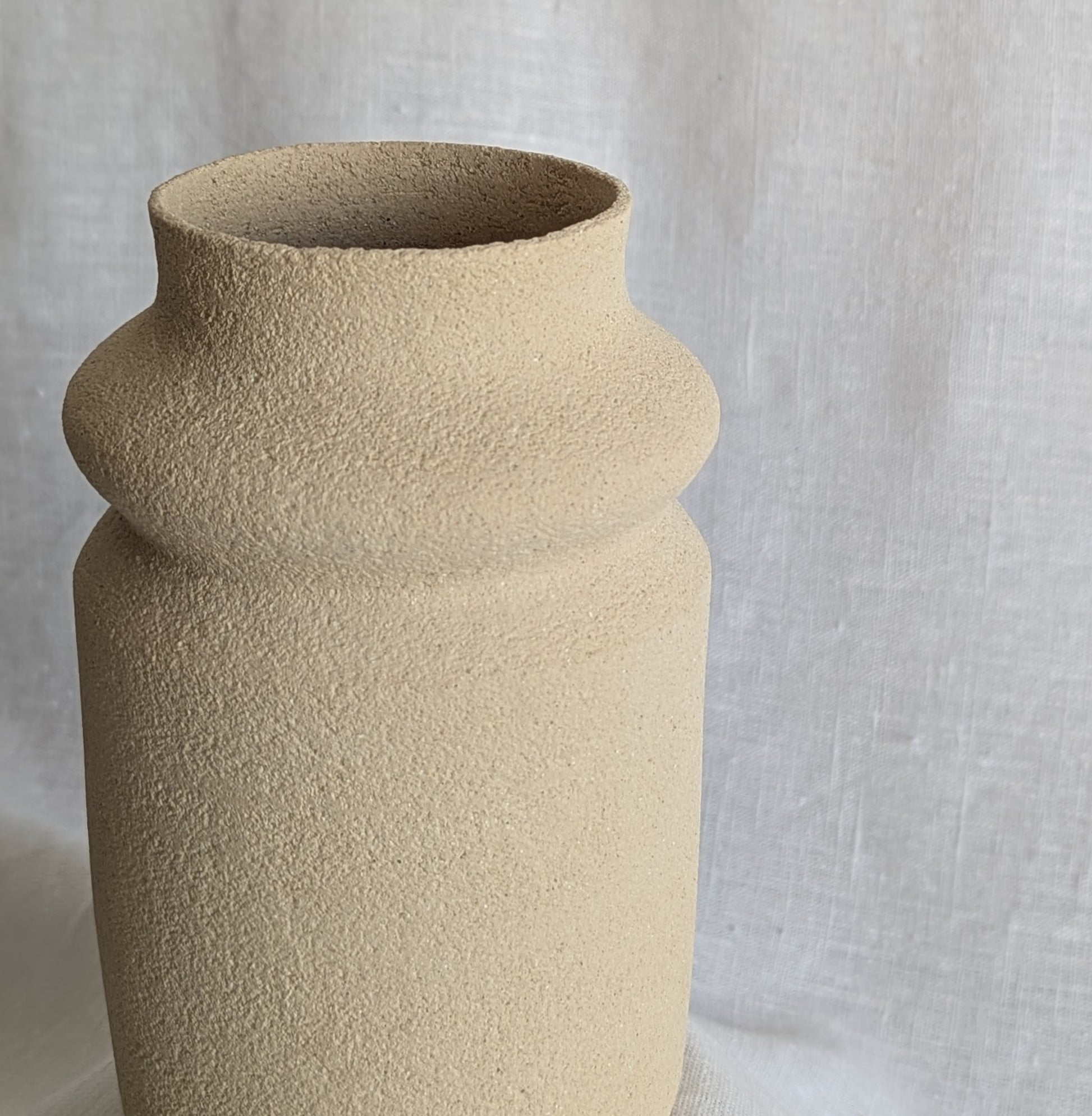 Jarrón de gres artesanal torneado a mano, exterior sin esmaltar, interior esmaltado impermeable, 12 × 18 cm.