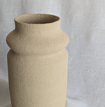 Jarrón de gres artesanal torneado a mano, exterior sin esmaltar, interior esmaltado impermeable, 12 × 18 cm.