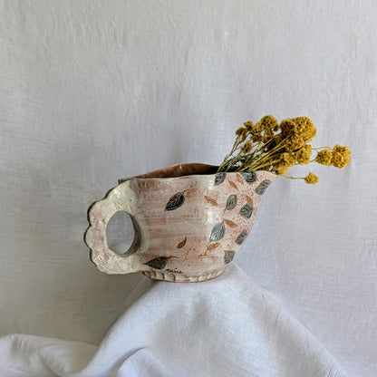 Pieza artesanal de barro rojo hecha a mano con técnica de churro y decoración esgrafiada de hojas naturales