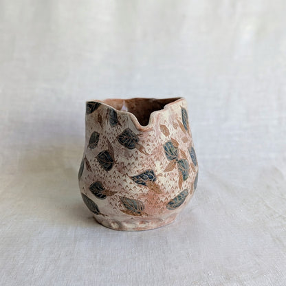 Pieza artesanal de barro rojo hecha a mano con técnica de churro y decoración esgrafiada de hojas naturales