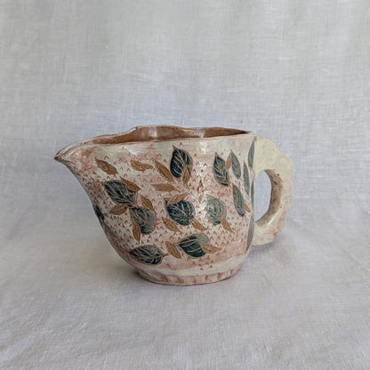 Pieza artesanal de barro rojo hecha a mano con técnica de churro y decoración esgrafiada de hojas naturales