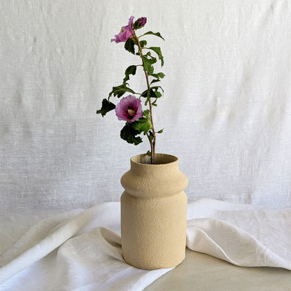 Jarrón de gres artesanal torneado a mano, exterior sin esmaltar, interior esmaltado impermeable, 12 × 18 cm.