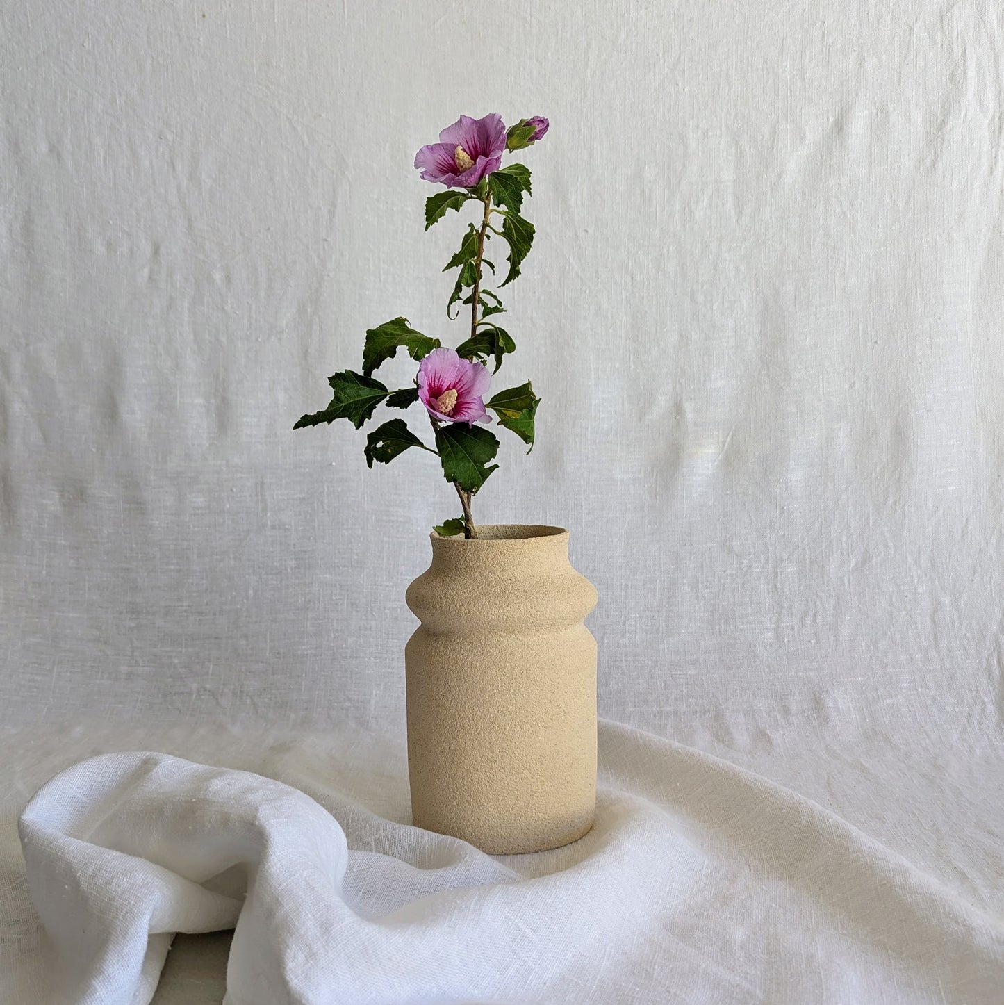 Jarrón de gres artesanal torneado a mano, exterior sin esmaltar, interior esmaltado impermeable, 12 × 18 cm.