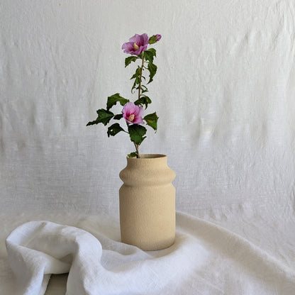 Jarrón de gres artesanal torneado a mano, exterior sin esmaltar, interior esmaltado impermeable, 12 × 18 cm.