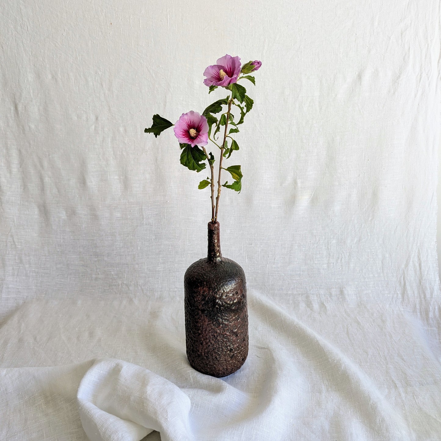 Pieza decorativa de cerámica rakú en gres blanco con acabado metálico hecha a mano por Laloba Cerámica