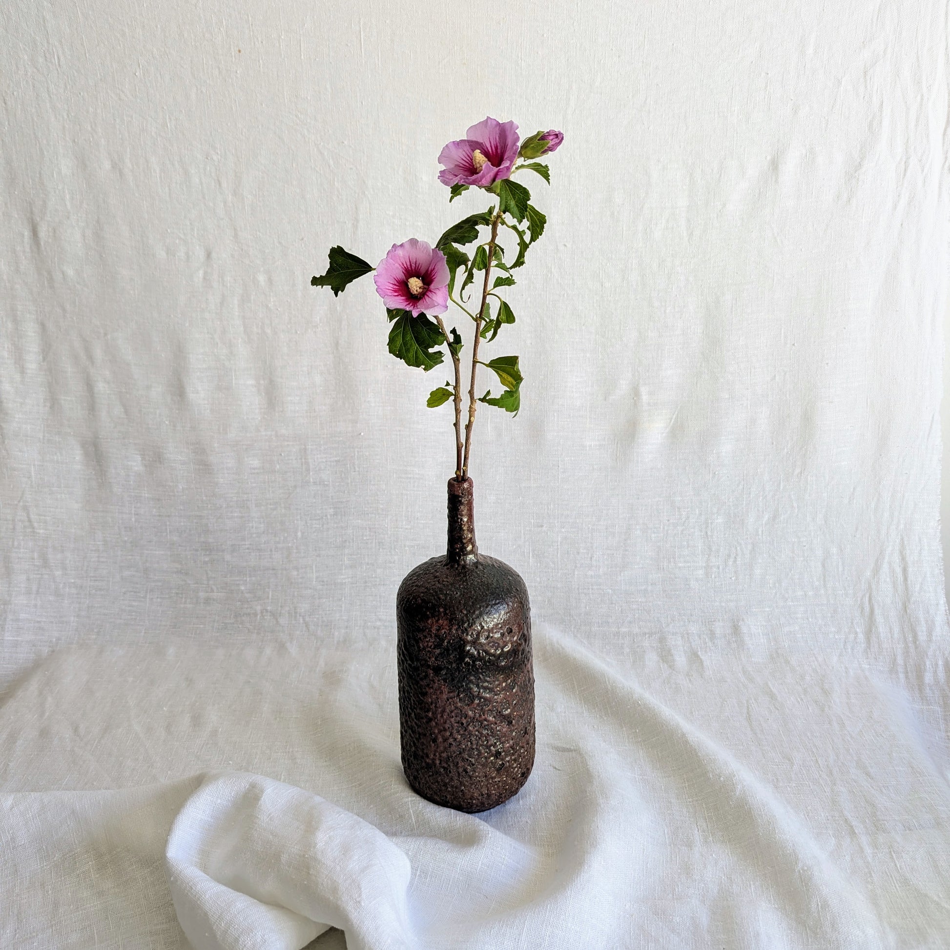 Pieza decorativa de cerámica rakú en gres blanco con acabado metálico hecha a mano por Laloba Cerámica