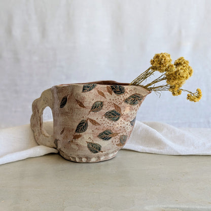 Pieza artesanal de barro rojo hecha a mano con técnica de churro y decoración esgrafiada de hojas naturales