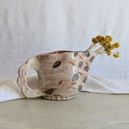 Pieza artesanal de barro rojo hecha a mano con técnica de churro y decoración esgrafiada de hojas naturales