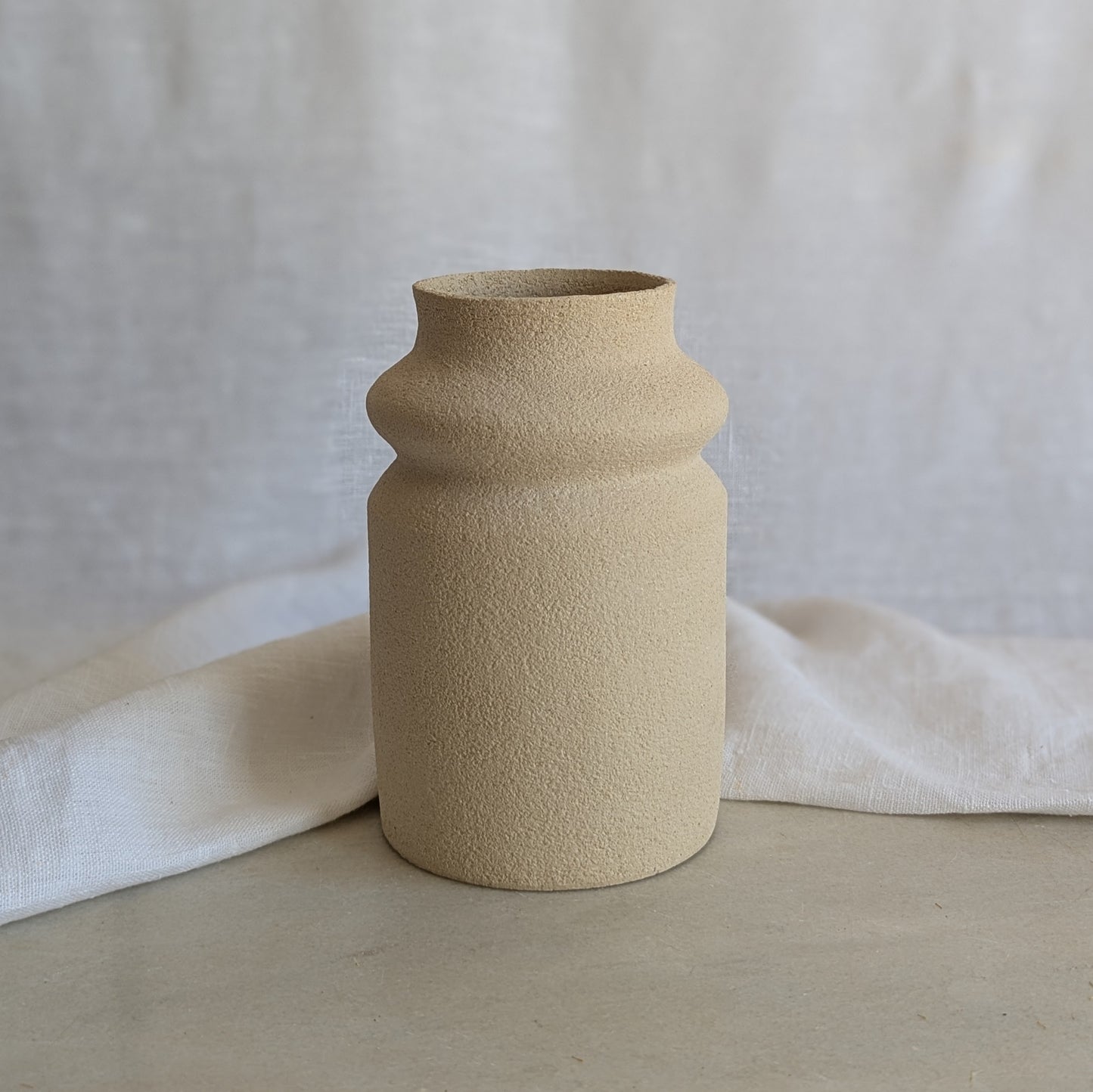 Jarrón de gres artesanal torneado a mano, exterior sin esmaltar, interior esmaltado impermeable, 12 × 18 cm.