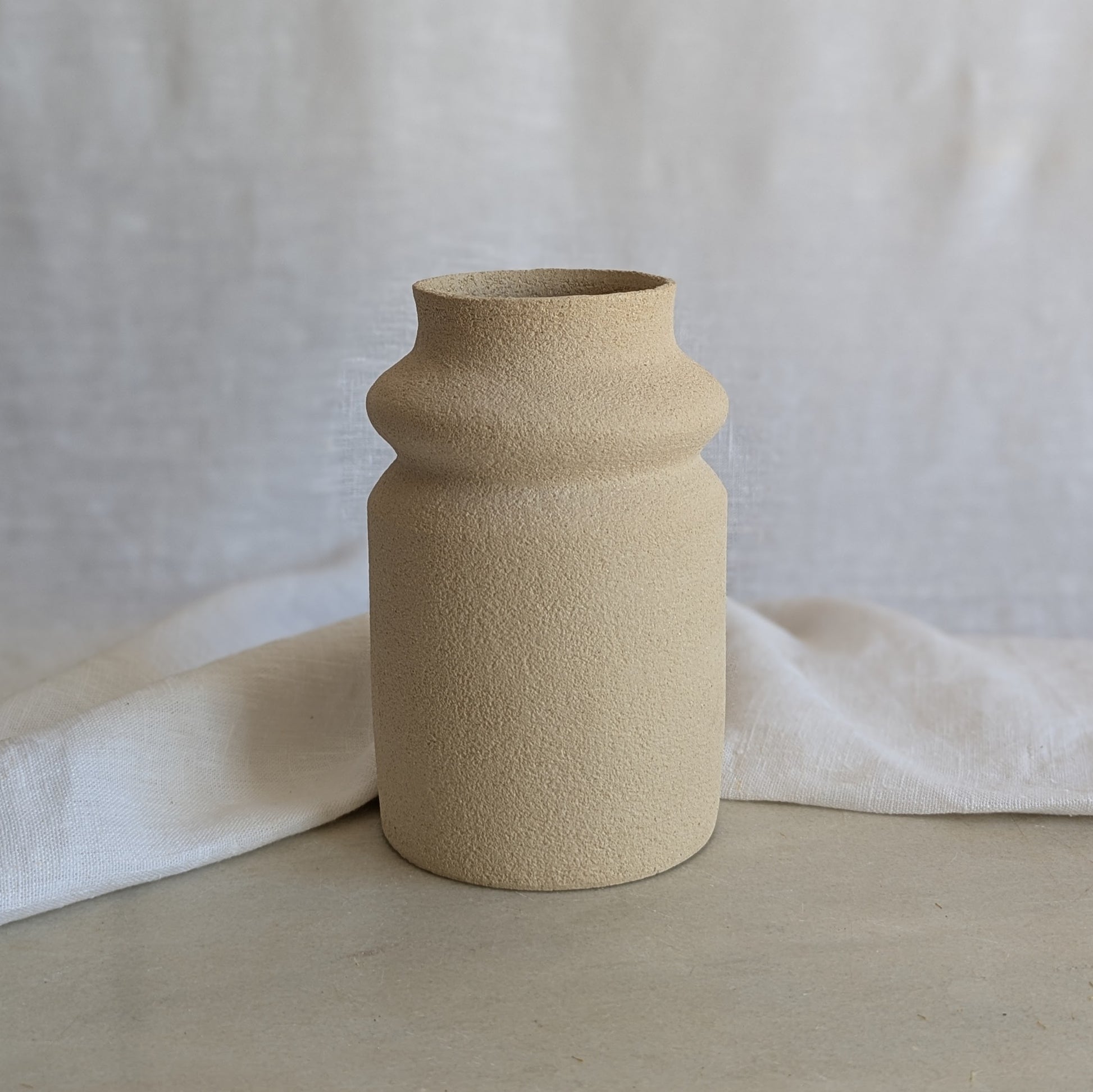 Jarrón de gres artesanal torneado a mano, exterior sin esmaltar, interior esmaltado impermeable, 12 × 18 cm.