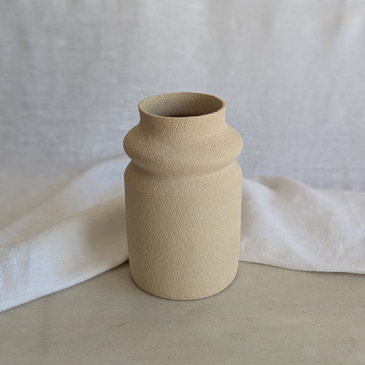 Jarrón de gres artesanal torneado a mano, exterior sin esmaltar, interior esmaltado impermeable, 12 × 18 cm.