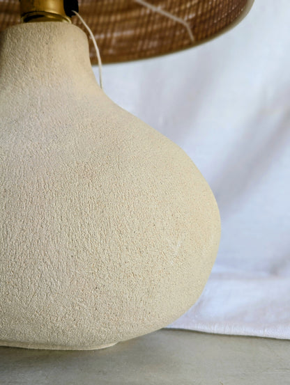 lámpara artesanal Raíz en gres blanco con pantalla de fibra natural, cerámica hecha a mano