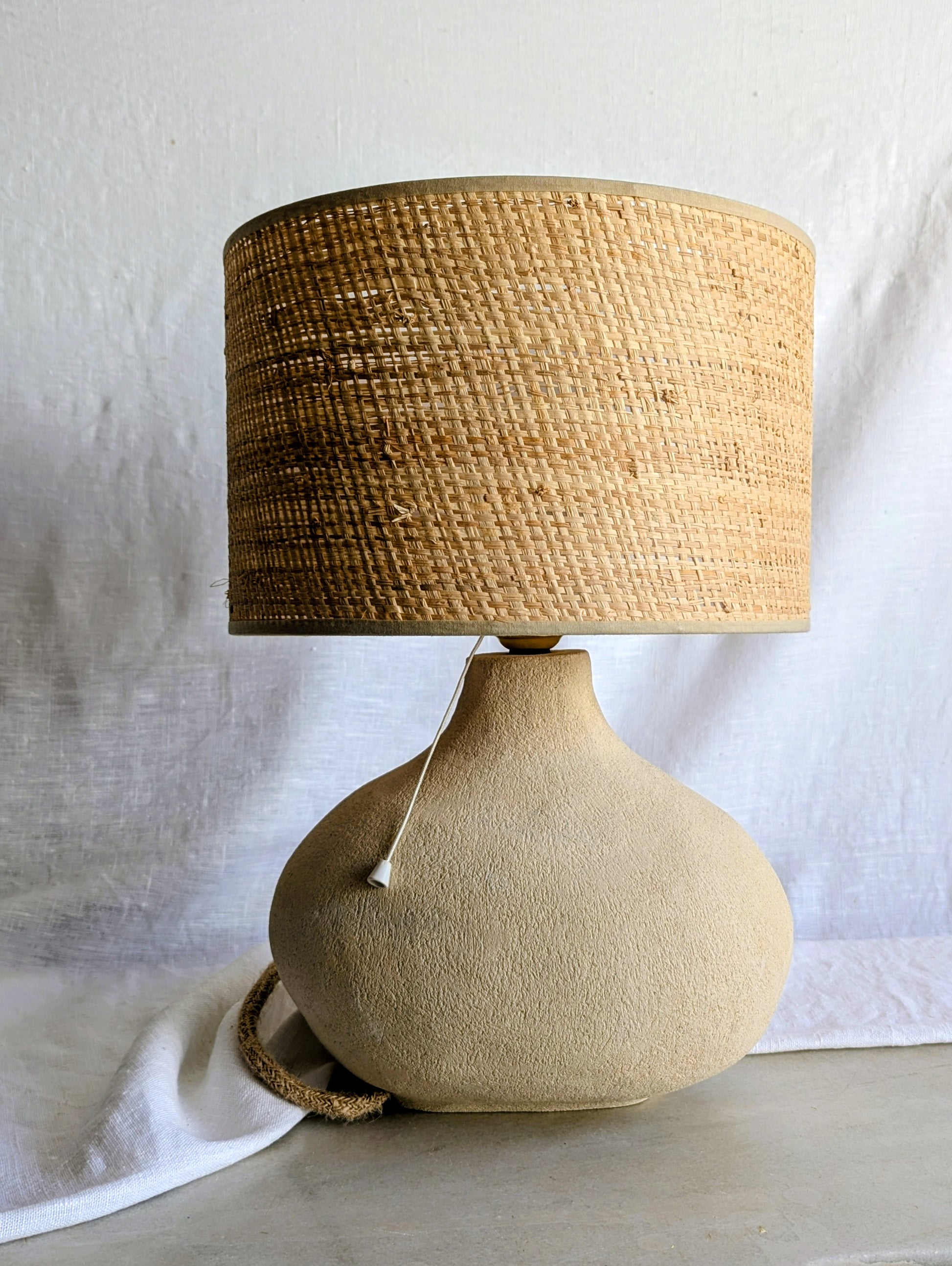 lámpara artesanal Raíz en gres blanco con pantalla de fibra natural, cerámica hecha a mano