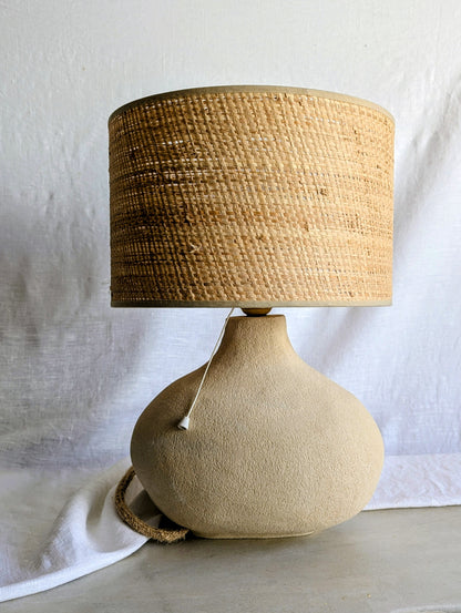 lámpara artesanal Raíz en gres blanco con pantalla de fibra natural, cerámica hecha a mano