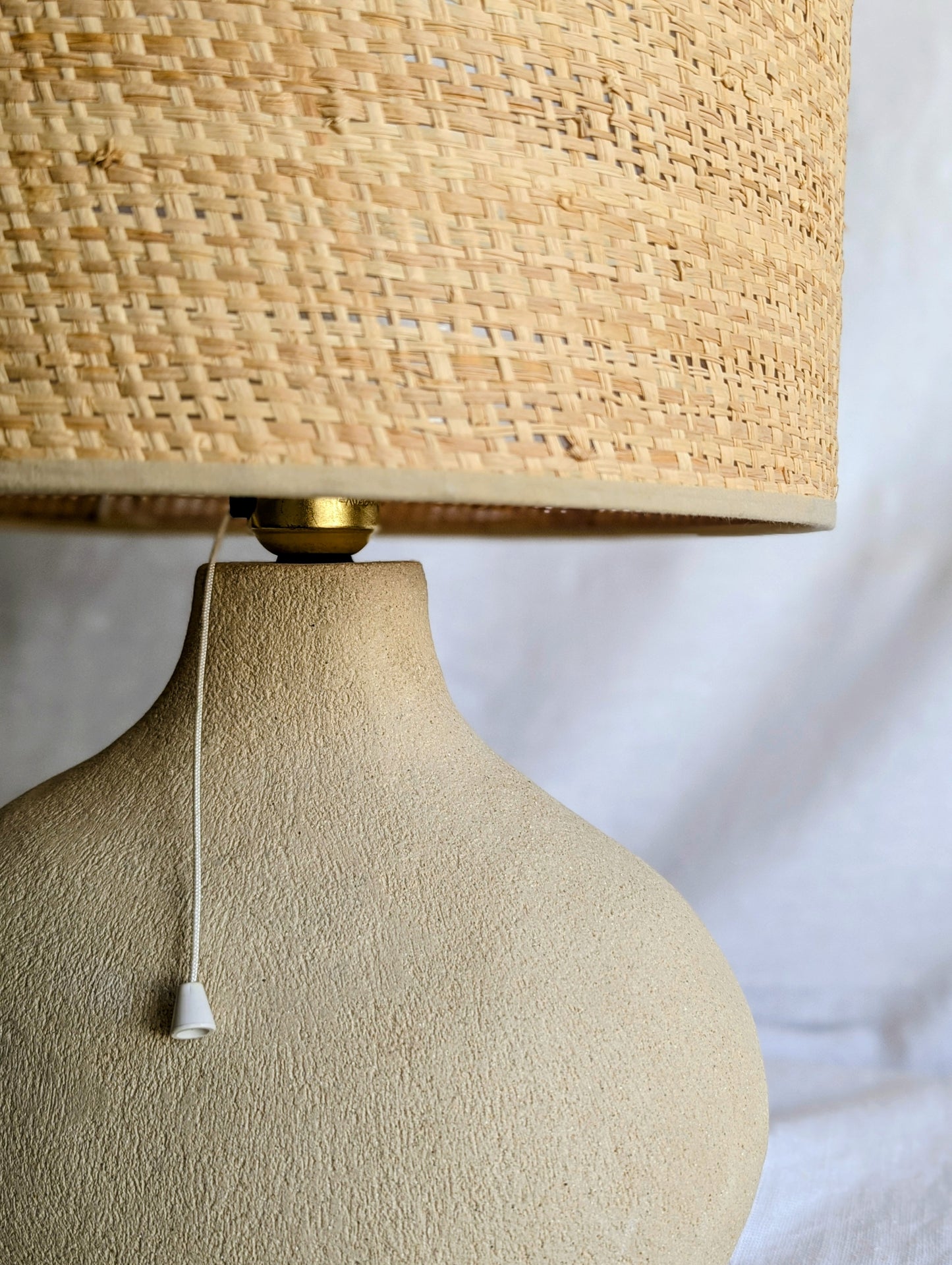 lámpara artesanal Raíz en gres blanco con pantalla de fibra natural, cerámica hecha a mano