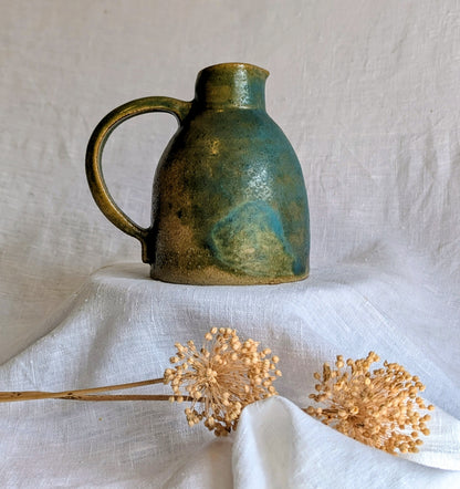 jarra artesanal en gres toffee esmaltado en tonos verdes y azulados, cerámica funcional contemporánea