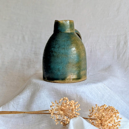 jarra artesanal en gres toffee esmaltado en tonos verdes y azulados, cerámica funcional contemporánea