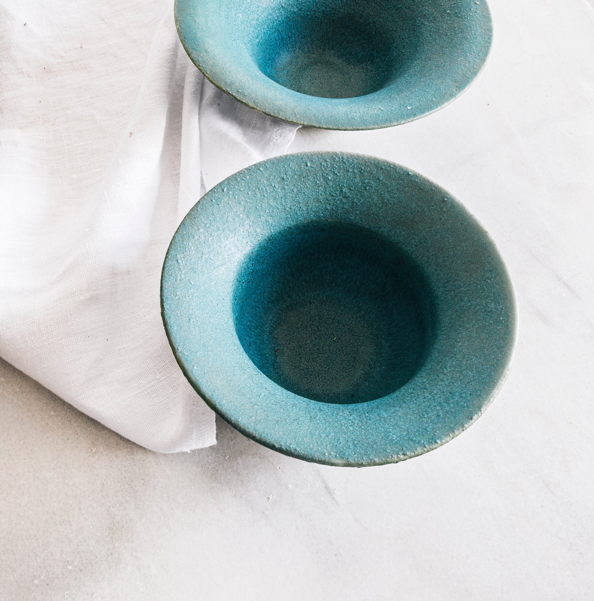 plato-bol artesanal en gres blanco parcialmente esmaltado, cerámica funcional contemporánea hecha a mano