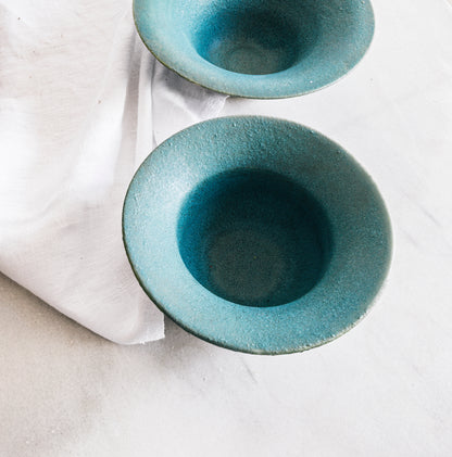 plato-bol artesanal en gres blanco parcialmente esmaltado, cerámica funcional contemporánea hecha a mano