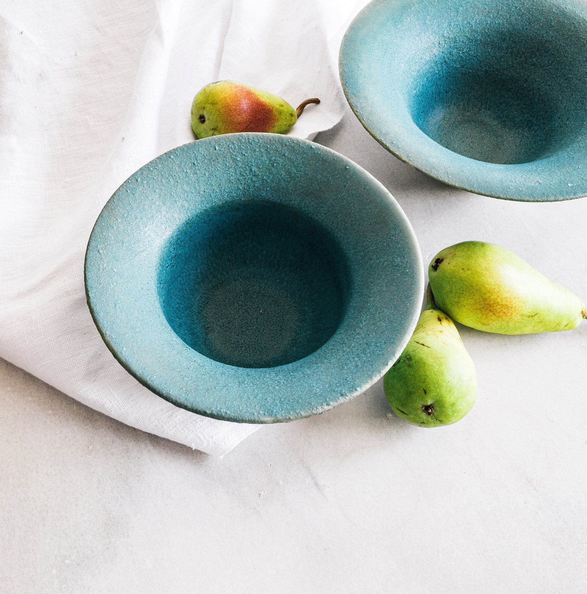 plato-bol artesanal en gres blanco parcialmente esmaltado, cerámica funcional contemporánea hecha a mano