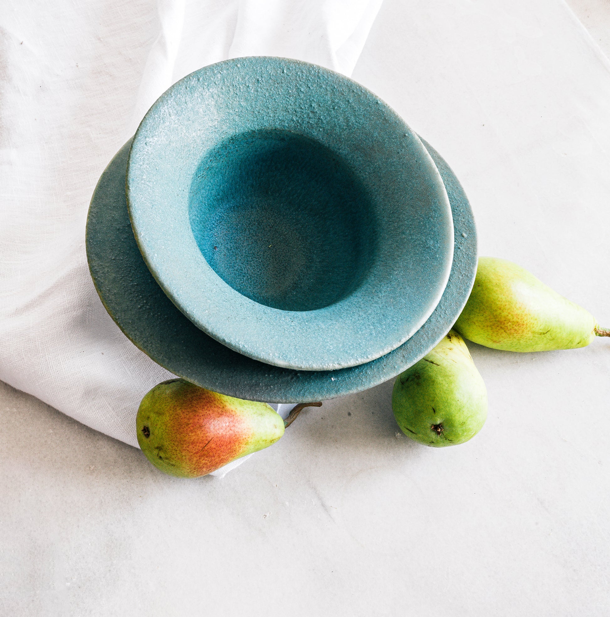 plato-bol artesanal en gres blanco parcialmente esmaltado, cerámica funcional contemporánea hecha a mano